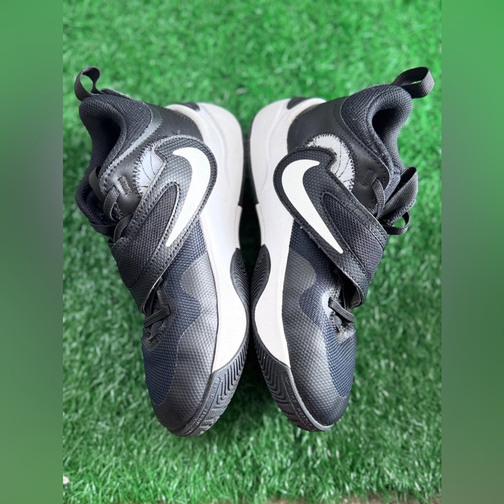 Nike Team Hustle D 11
Black White (GS) Size 3.5Y